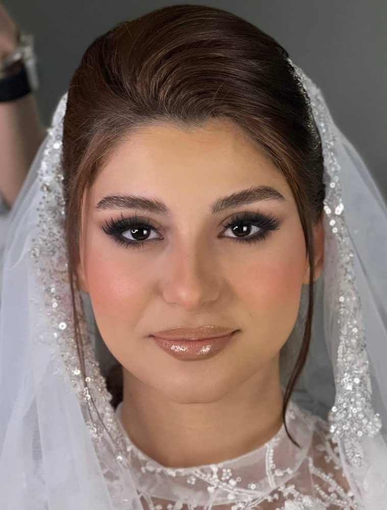 میکاپ عروس با چشم دودی، رژگونه هلویی و گلاس لب