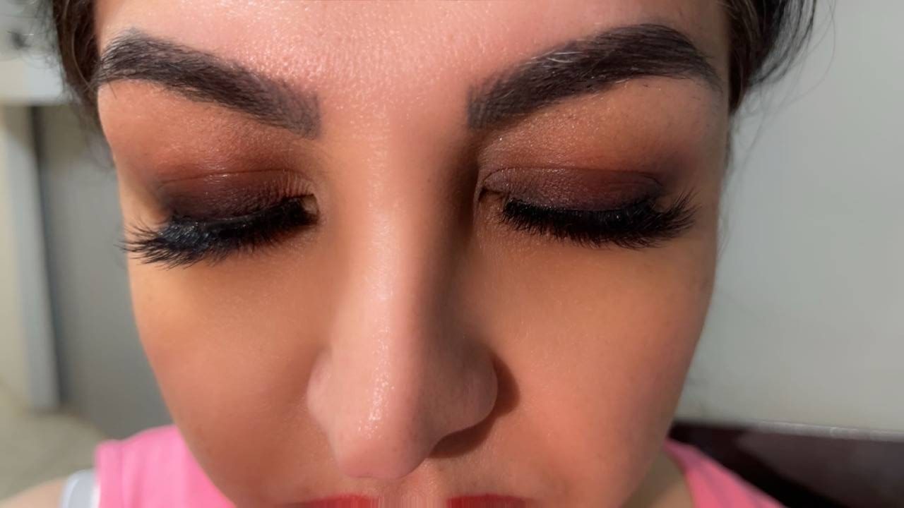 نمای نزدیک میکاپ چشم با ابرو و مژه